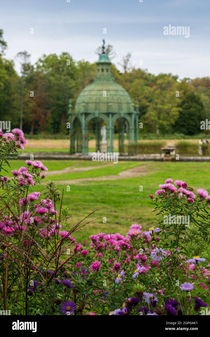 La Gloriette de l'Île d'Amour dans le jardin anglais du Château de Chantilly, Francia, Oise, autómata Foto de stock