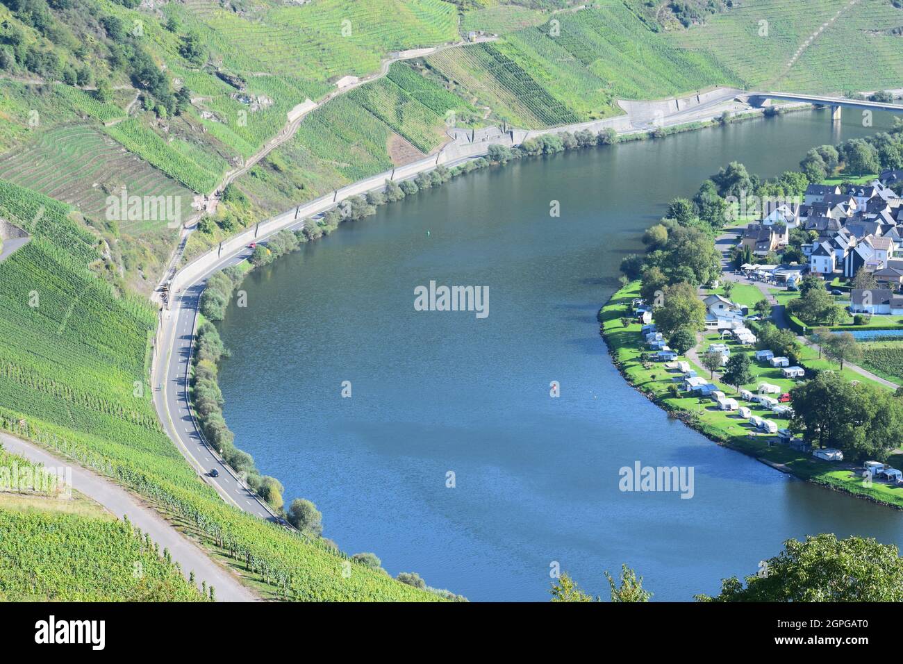 Vista al valle de Mosel con el pueblo Wolf cerca de Traben-Trarbach Foto de stock