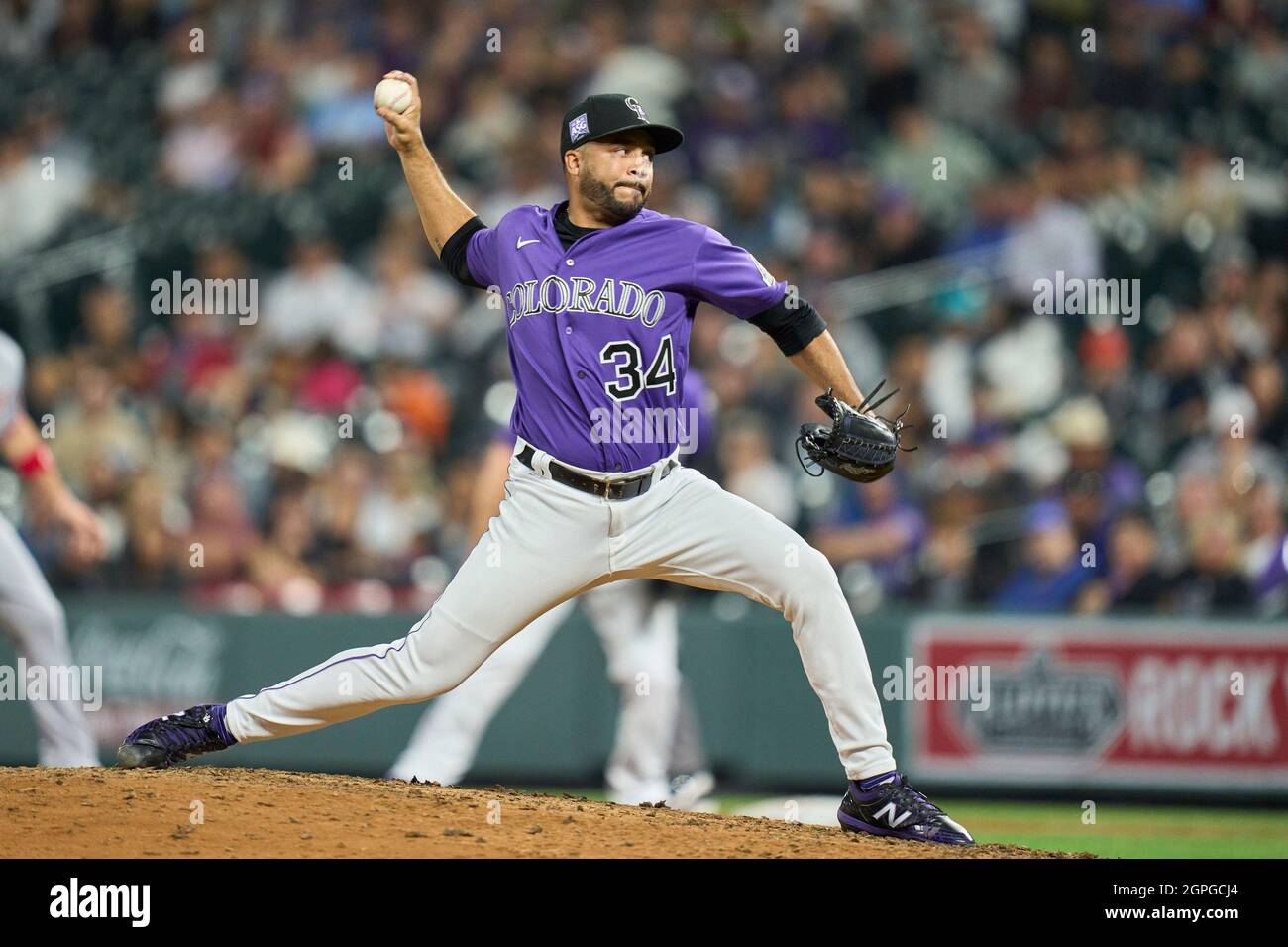 Septiembre 28 2021: El lanzador de Colorado Jordan Sheffield (34) lanza un  lanzamiento durante el juego con los Nacionales de Washington y Colorado  Rockies en Coors Field en Denver Co. David Seelig/Cal