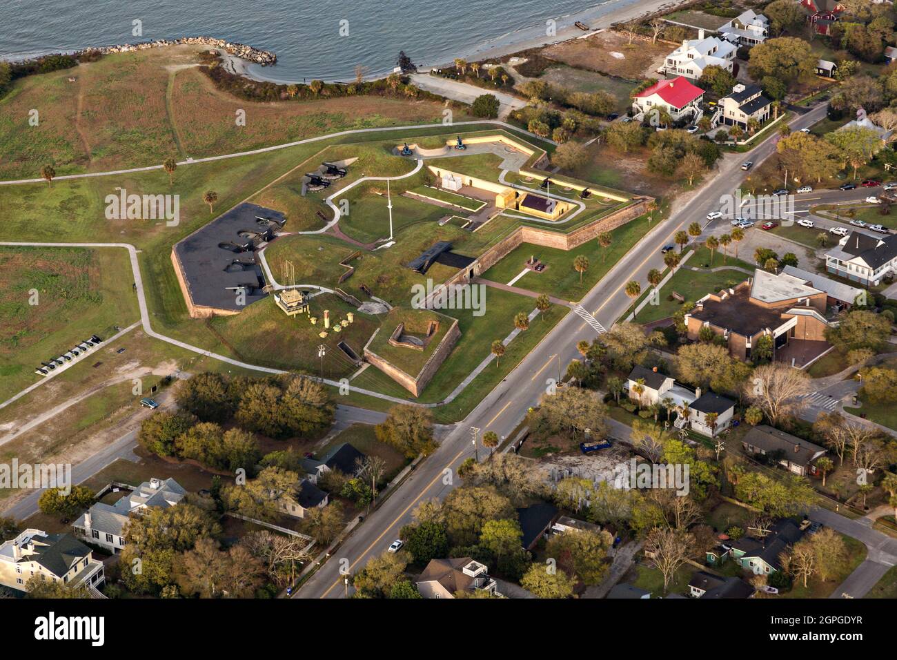 Vista aérea de la parte de Fort Moltrie del Parque Histórico Nacional Fort Sumter en la Isla Sullivans, Carolina del Sur. El fuerte estuvo activo desde 1776 hasta 1947 e instrumental durante la Guerra Revolucionaria Americana y la Guerra Civil Americana. Foto de stock
