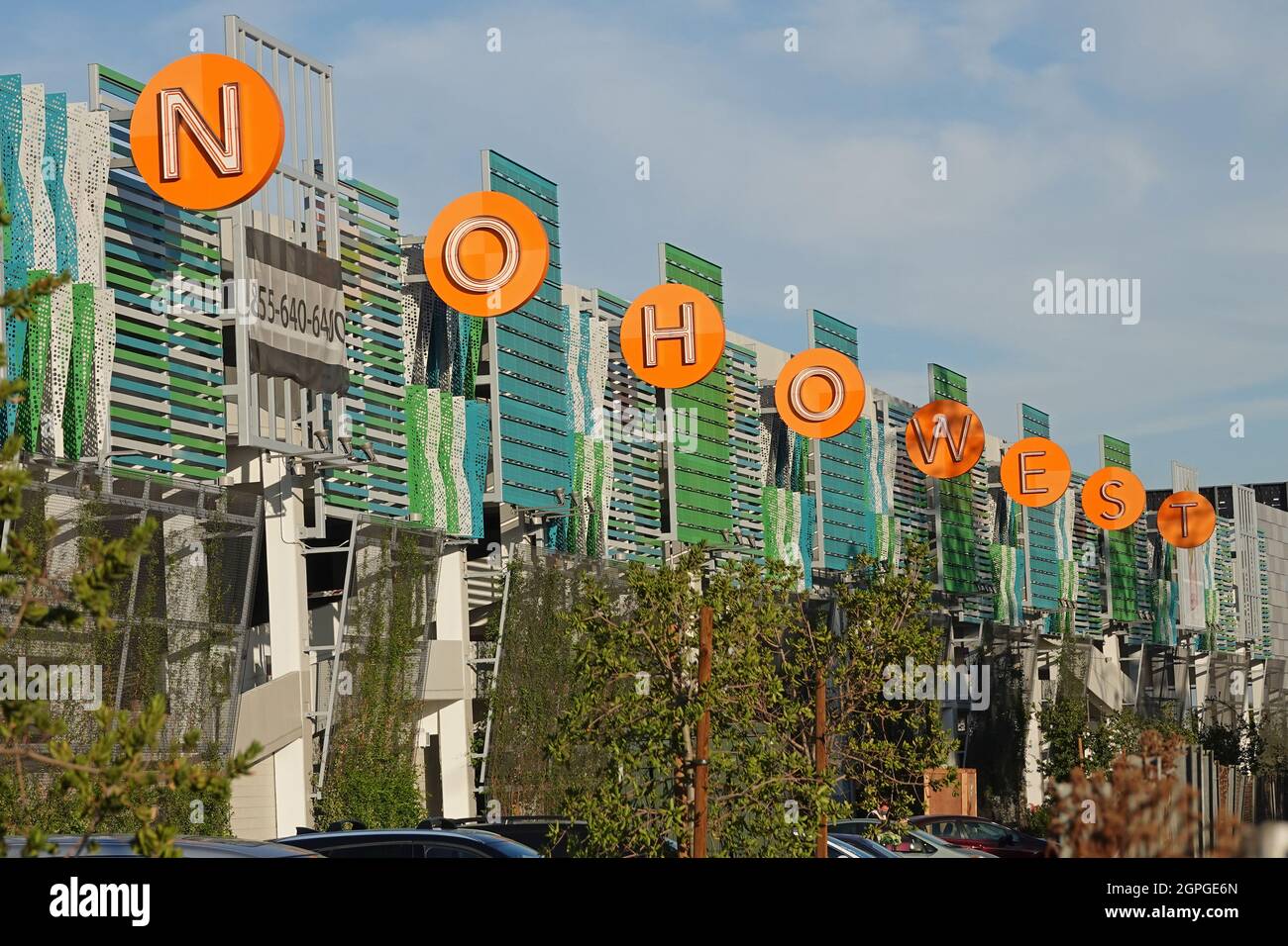 North Hollywood, CA / EE.UU. - 2 de junio de 2021: Un cartel que anuncia el complejo comercial NOHO West se muestra durante el día. Sólo para uso editorial. Foto de stock
