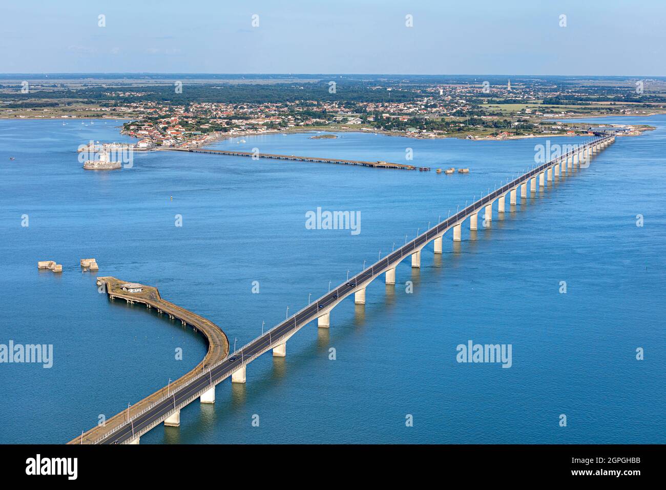 Francia, Charente Maritime, le Chateau d'Oleron, el puente (vista aérea) Foto de stock