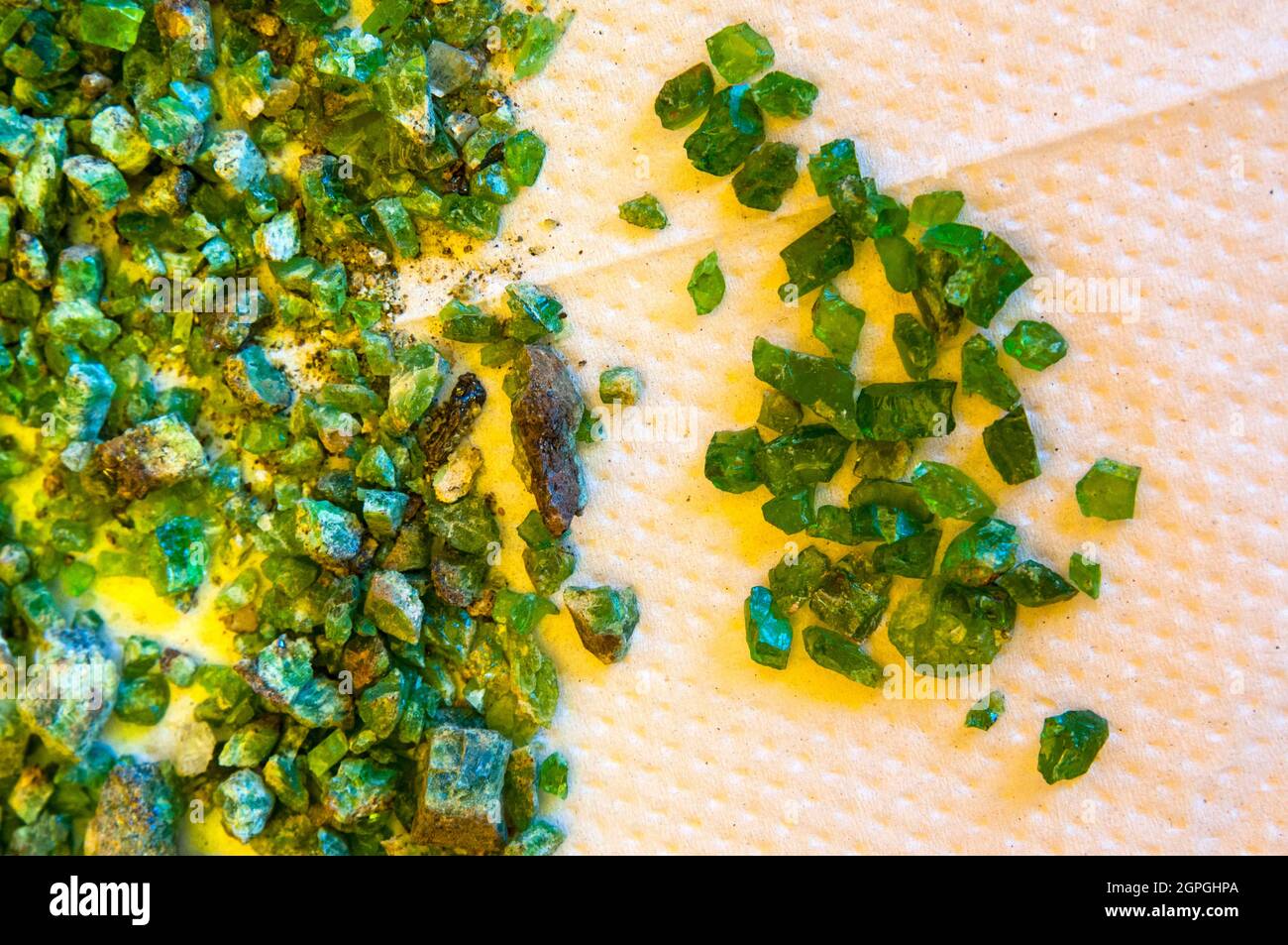 Kenia, Tsavorita o tsavolita, piedra preciosa áspera, granate verde áspero Foto de stock