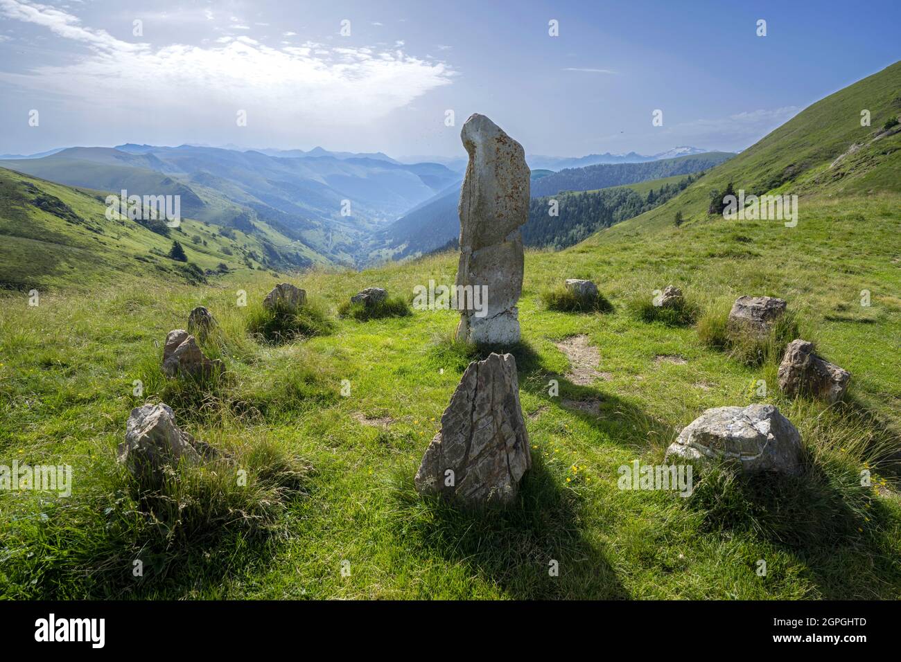 Francia, Alto Garona, montañas de los Pirineos, círculo megalítico en el paso Pierrefitte Foto de stock