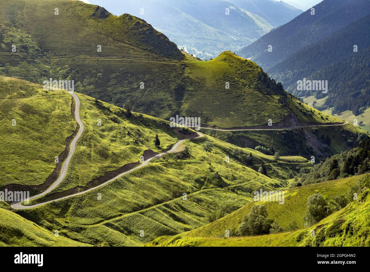 Francia, Alto Garona, montañas de los Pirineos, carretera utilizada por el Tour de francia para llegar al paso de los Bales Foto de stock