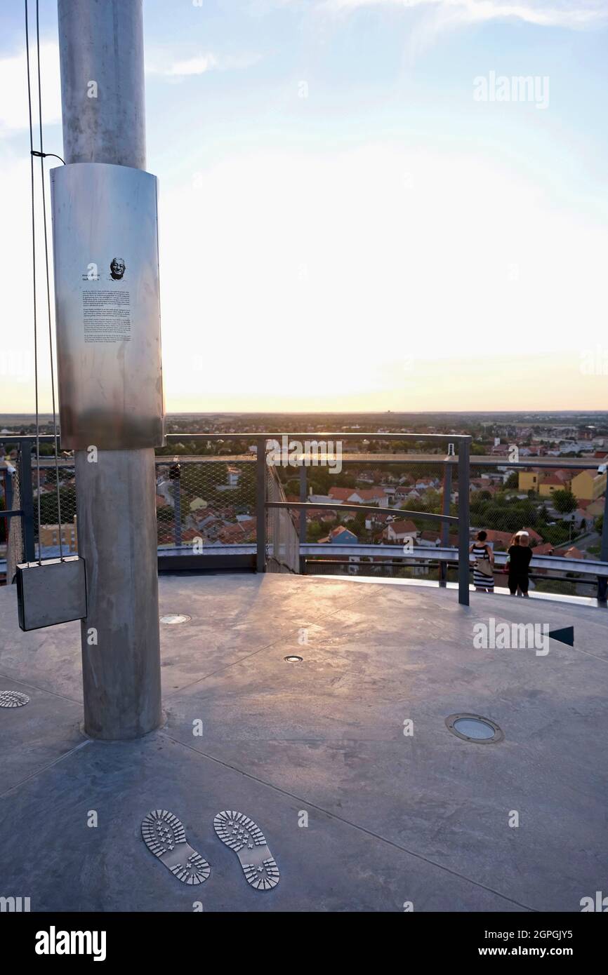 Croacia, Eslavonia, Vukovar, la torre de agua, símbolo de la resistencia de la ciudad contra el enemigo durante el asedio de Vukovar en 1991, golpeó más de 600 veces en 3 meses, ahora un monumento conmemorativo, En la parte superior flota la bandera croata se levantó todos los días durante el ataque de Ivica Ivanika y Hrvoje Dzalto Foto de stock