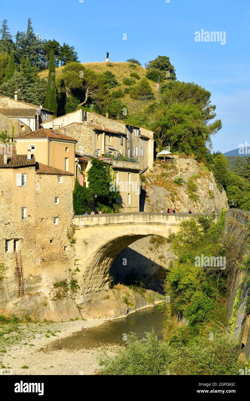 Francia, Vaucluse, Vaison la Romaine, puente romano sobre el río Ouveze que data del siglo I entre la ciudad baja y la ciudad medieval Foto de stock