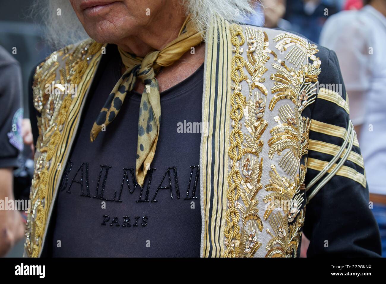 MILÁN, ITALIA - 25 DE SEPTIEMBRE de 2021: Hombre con chaqueta dorada y  negra con lentejuelas y camisa Balmain negra antes del espectáculo de moda  Ermanno Scivino, Milan Fa Fotografía de stock - Alamy