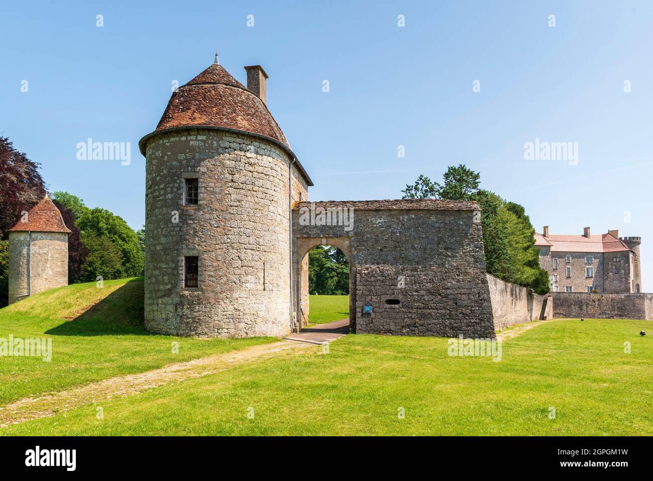Francia, Haute Saone, Ray sur Saone, castillo Ray sur Saone, torre antigua, fortificación, entrada a la antigua granja Foto de stock