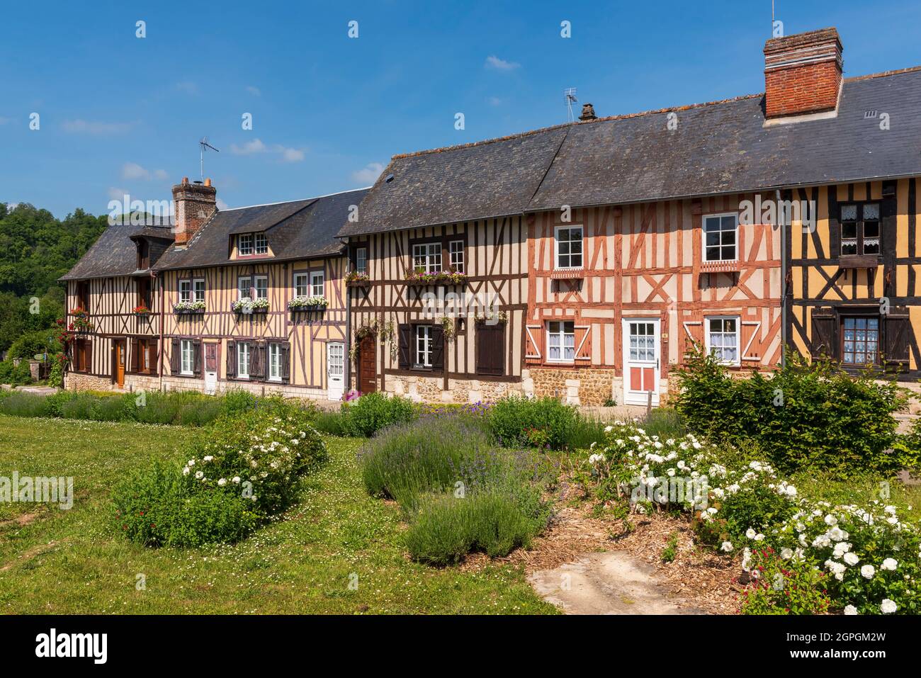 Francia, Eure, Le Bec Hellouin, etiquetado Les Plus Beaux Villages de France (los pueblos más bellos de Francia), casa de entramado de madera normand Foto de stock
