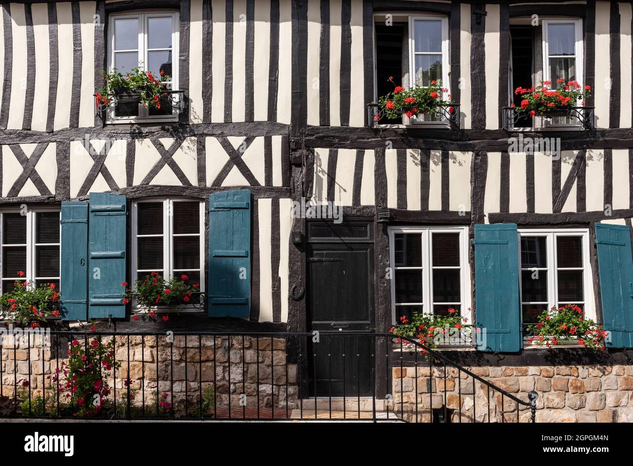 Francia, Eure, Lyons la Foret, etiquetado Les Plus Beaux Villages de France (los pueblos más bellos de Francia), Rue d'Enfer, casa de entramado de madera, antigua casa de correos Foto de stock