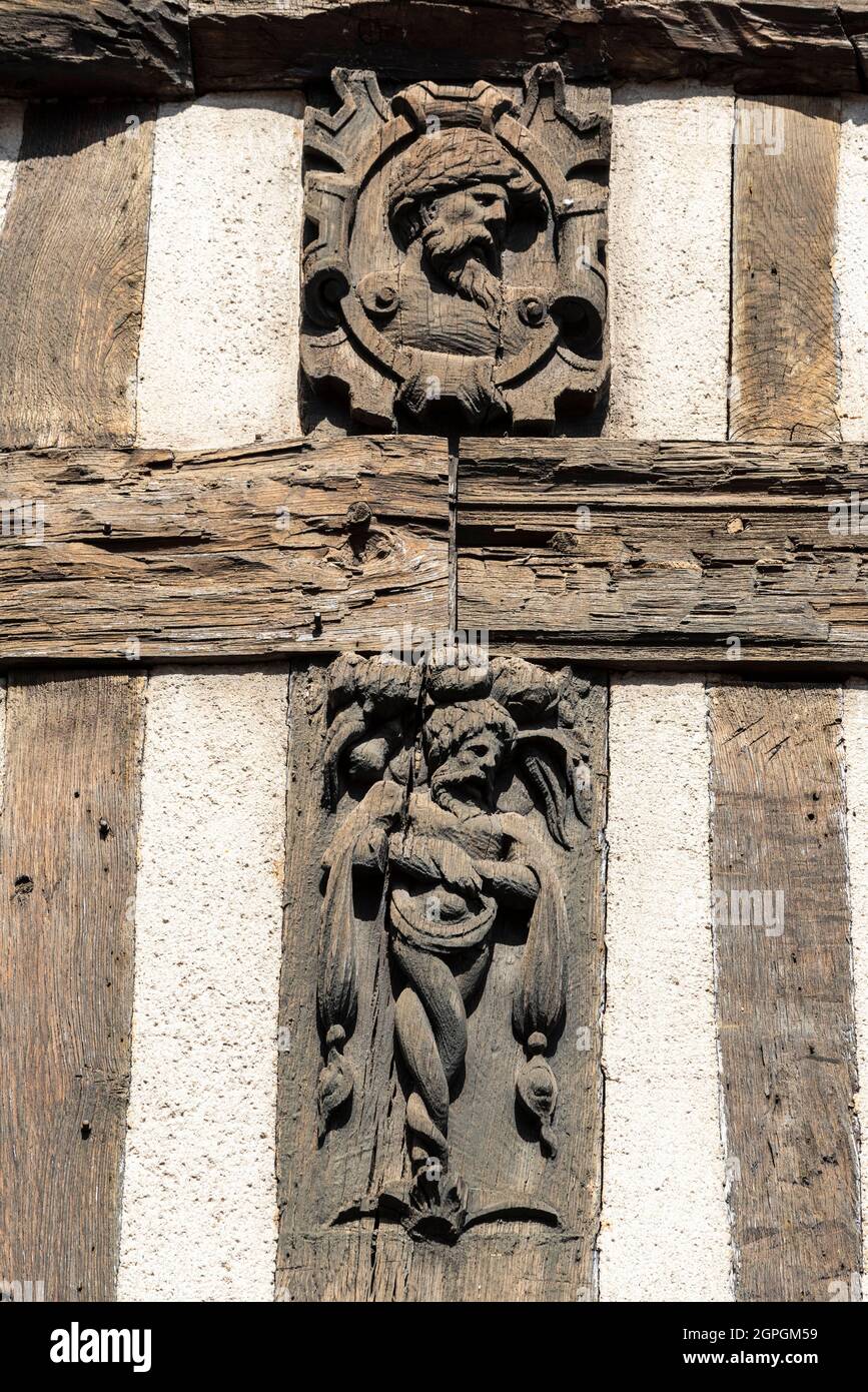 Francia, Eure, Bernay, casa renacentista, vigas talladas Foto de stock