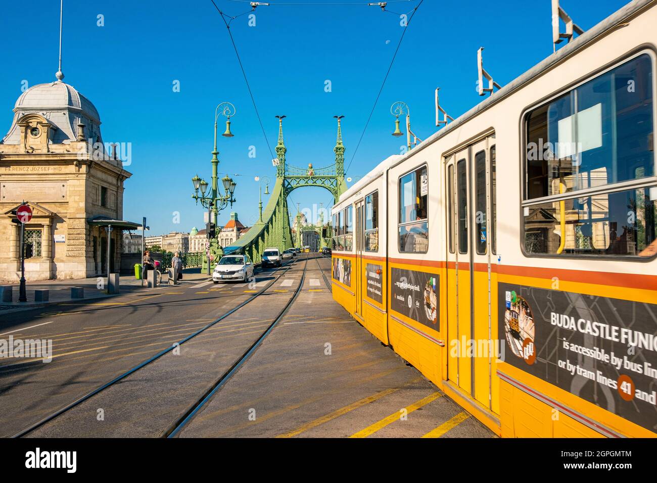 Hungría, Budapest, declarada Patrimonio de la Humanidad por la UNESCO, el Puente de la Libertad (Szabadsag) y un tranvía Foto de stock