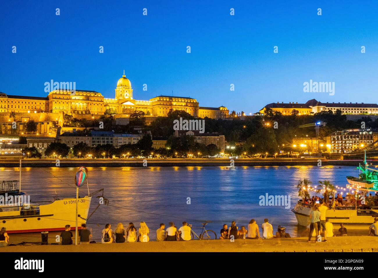 Hungría, Budapest, declarada Patrimonio de la Humanidad por la UNESCO, el  distrito de Pest, el Danubio, una barcaza club nocturno y el castillo  iluminado Fotografía de stock - Alamy