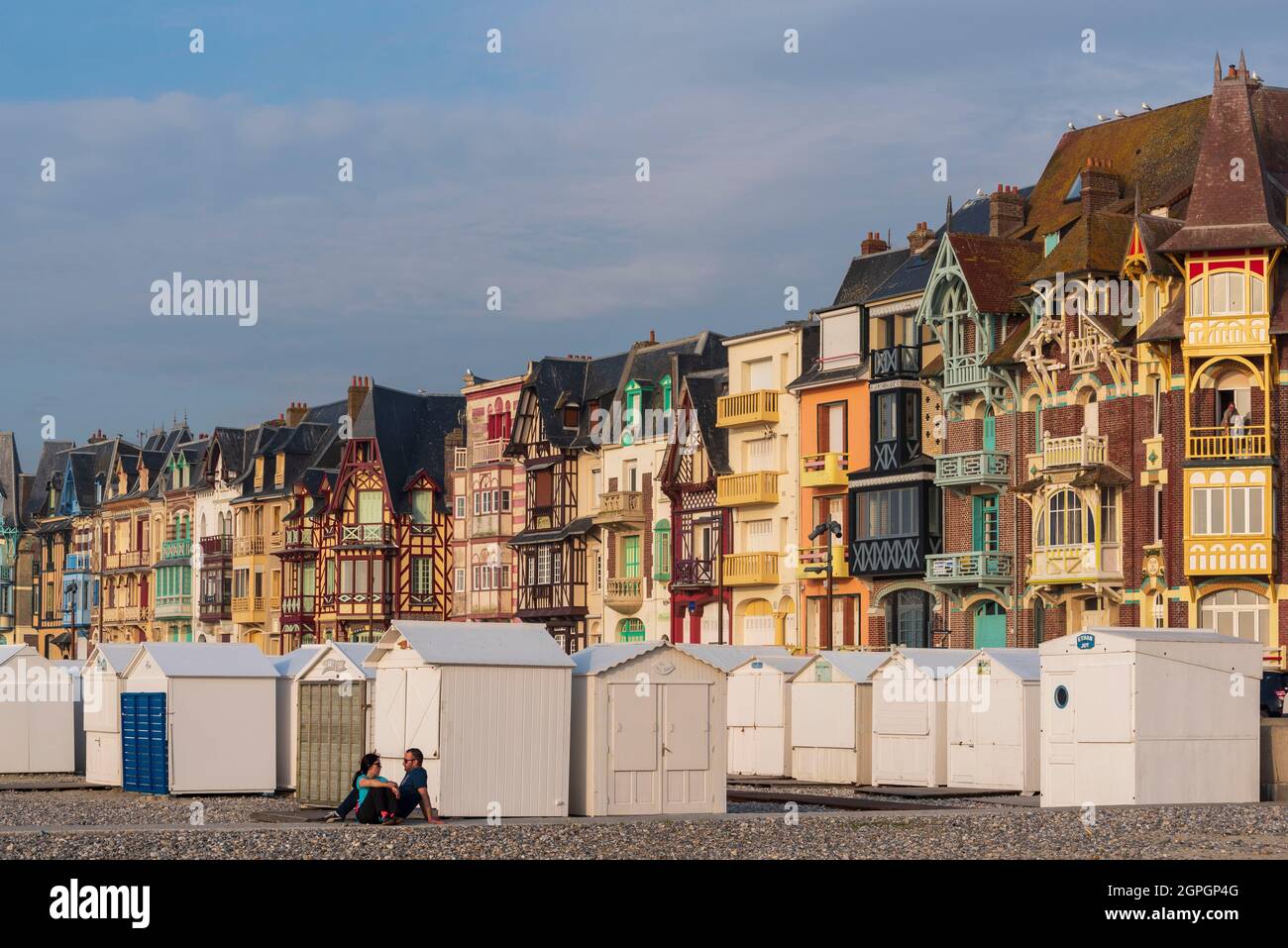 Francia, Somme, Mers les Bains, villas Art Nouveau y cabañas de playa Foto de stock