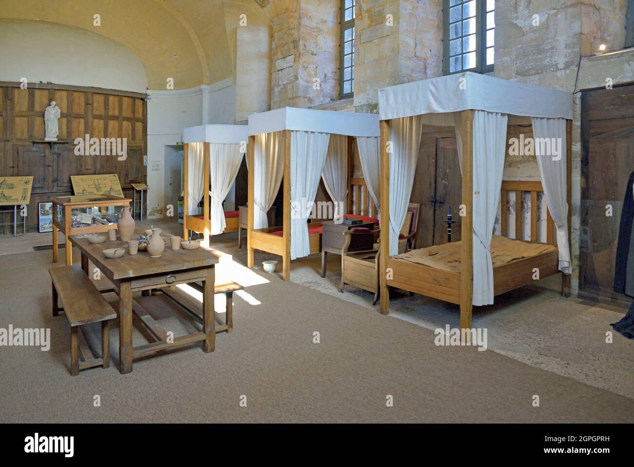Francia, Aquitania, Dordoña (24), Hautefort, Musée d'histoire de la médecine dans l'Hôtel-Dieu, salle des malades * Francia, Dordoña, Aquitania, Hautefort, el museo de historia médica, sala de los enfermos Foto de stock