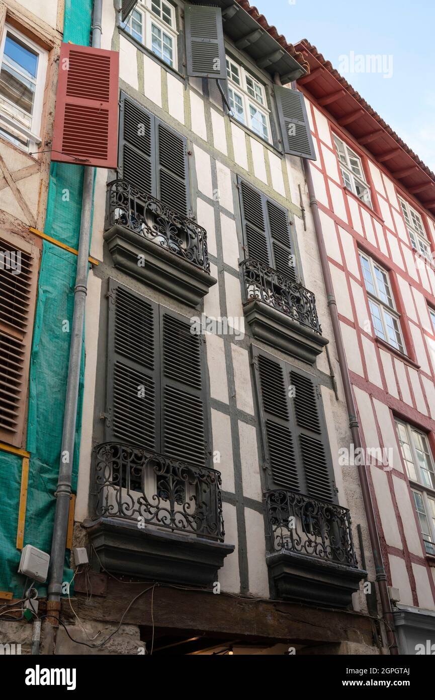 Francia, Pirineos Atlánticos, Bayona, País Vasco, centro histórico de la ciudad, fachada del edificio del siglo 16th Foto de stock