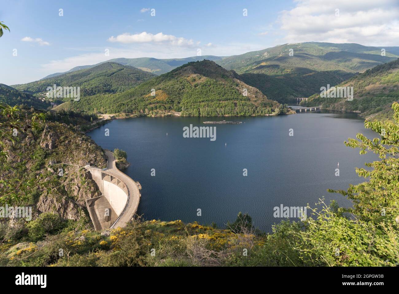 Francia, Lozere, Villefort, el lago Villefort y la presa, Parque Nacional de Cevennes Foto de stock