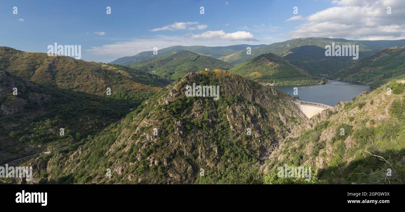 Francia, Lozere, Villefort, el lago Villefort y la presa, Parque Nacional de Cevennes Foto de stock