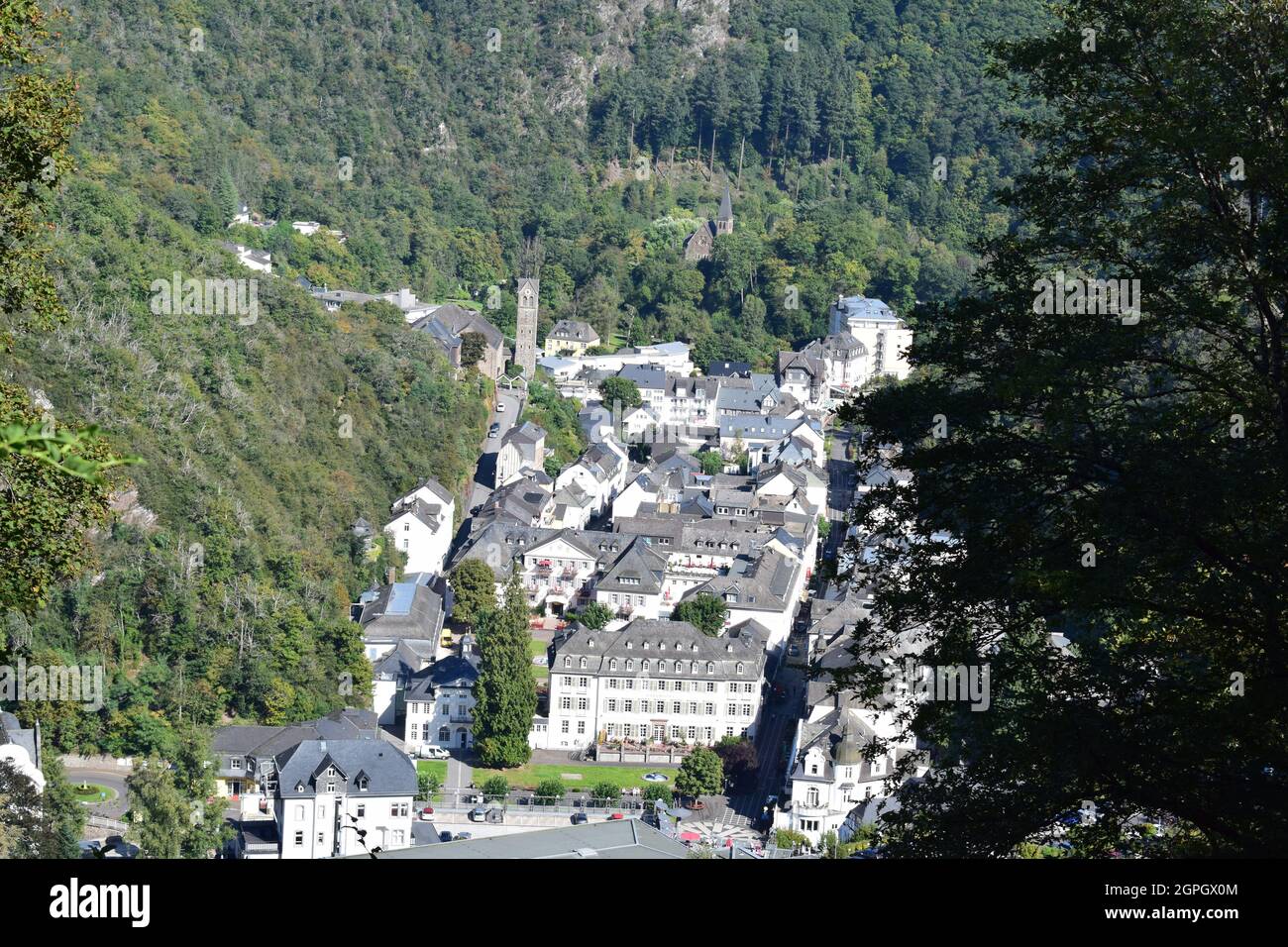 Vista a través del pueblo balneario Bad Bertrich en el Eifel Foto de stock