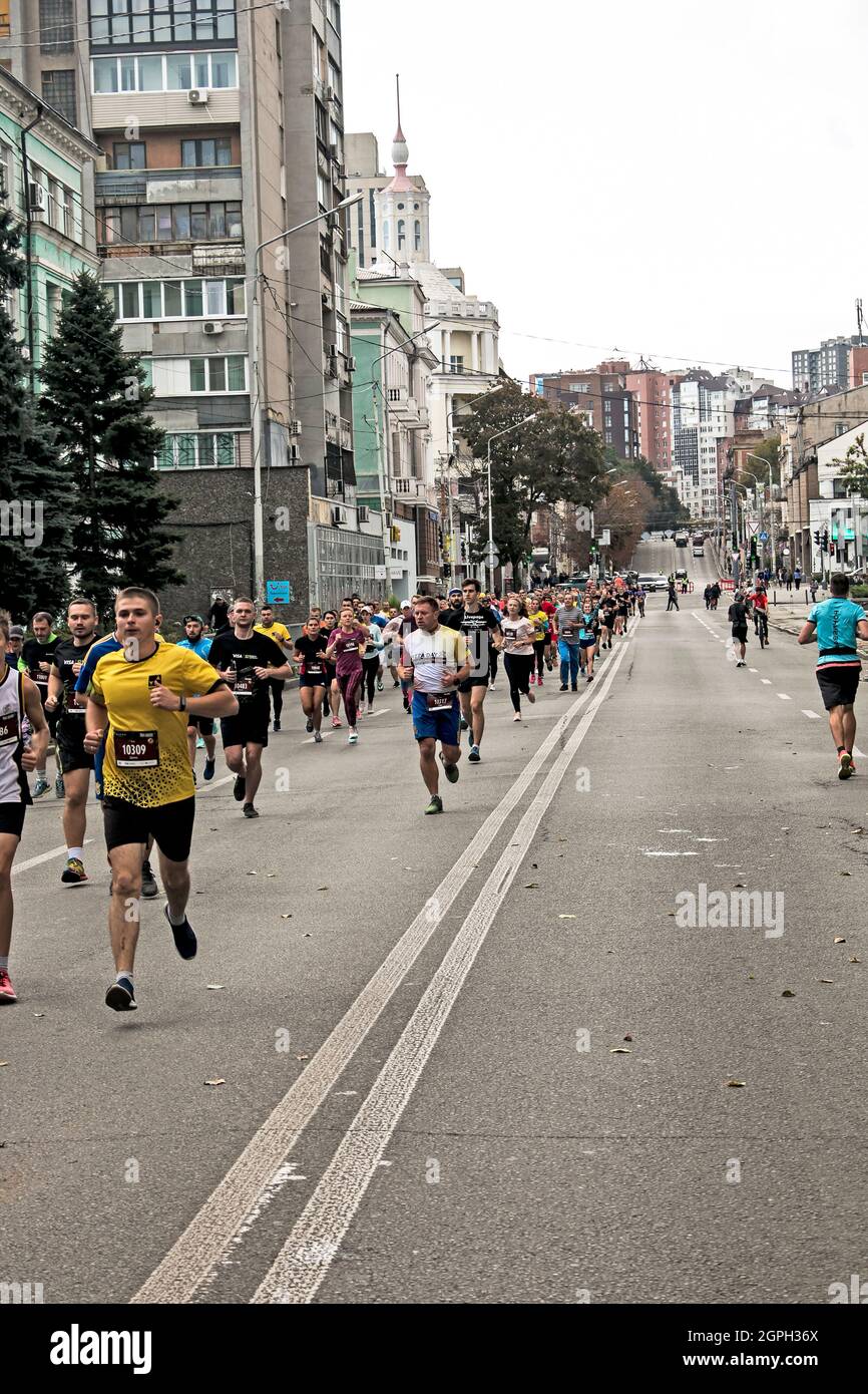 Dnepropetrovsk, Ucrania - 09.26.2021: Residentes de la ciudad en la carrera de maratón en las carreteras de asfalto. Foto de stock
