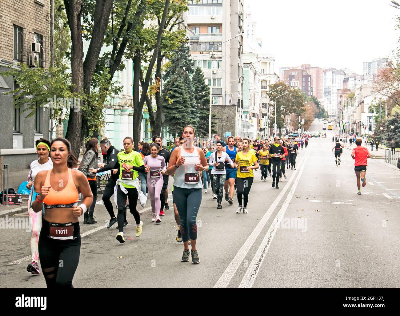 Dnepropetrovsk, Ucrania - 09.26.2021: Residentes de la ciudad en la carrera de maratón en las carreteras de asfalto. Foto de stock