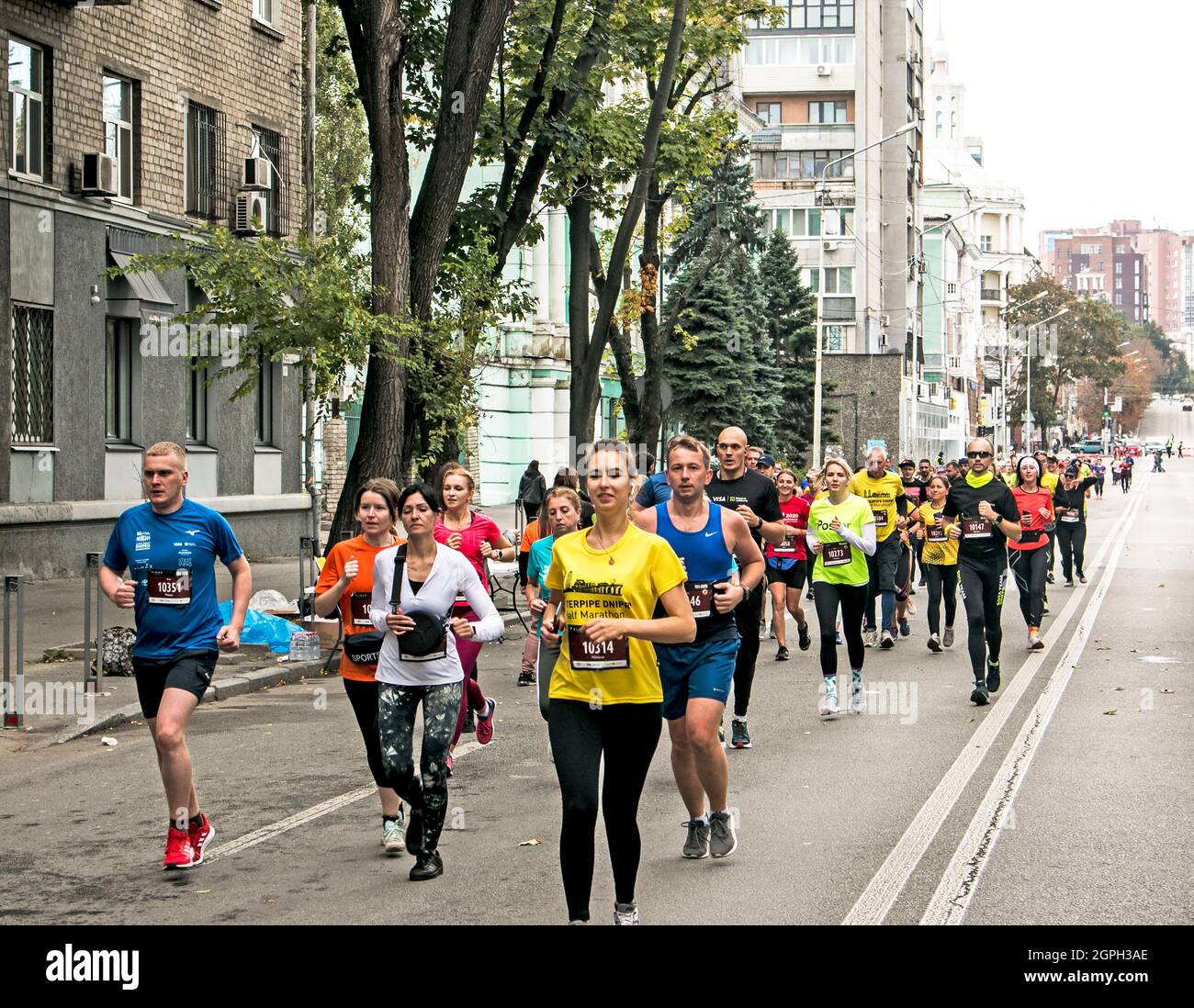 Dnepropetrovsk, Ucrania - 09.26.2021: Residentes de la ciudad en la carrera de maratón en las carreteras de asfalto. Foto de stock