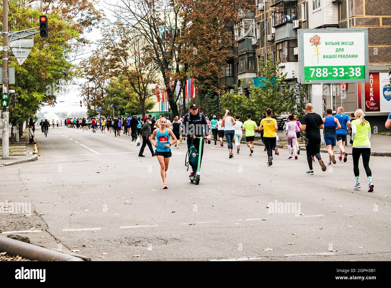 Dnepropetrovsk, Ucrania - 09.26.2021: Residentes de la ciudad en la carrera de maratón en las carreteras de asfalto. Foto de stock