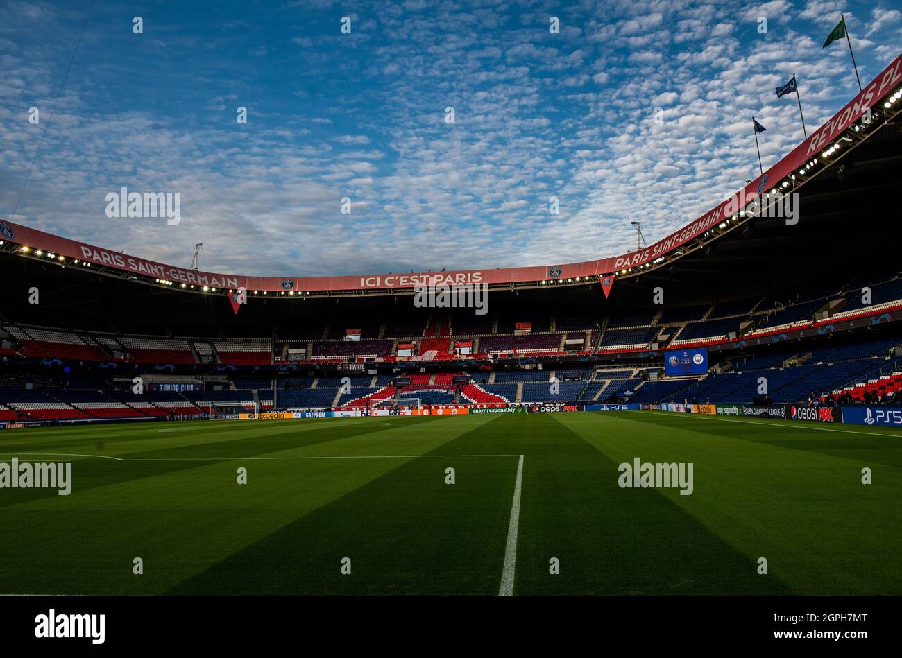 Vista general del estadio durante el grupo de la Liga de Campeones de la  UEFA Un partido entre Paris Saint-Germain y Manchester City en el Parc des  Princes el mes de septiembre