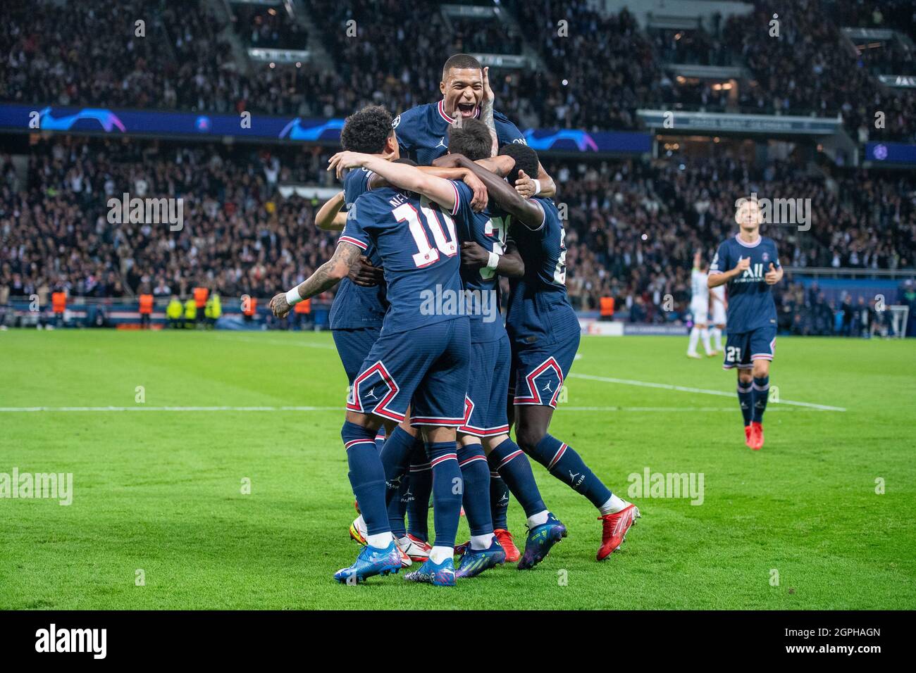 PARÍS, FRANCIA - 28 DE SEPTIEMBRE: Lionel Messi de París Saint-Germain celebra su gol de 1st con Marquinhos, Kylian Mbappé y Neymar durante la UEFA Ch Foto de stock