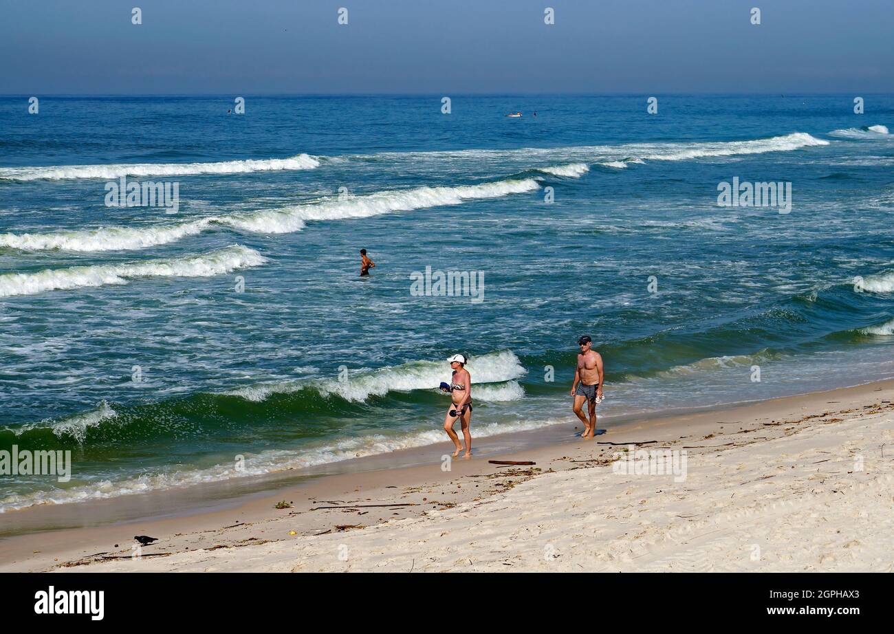 RIO DE JANEIRO, BRASIL - 25 DE MARZO de 2017: Pareja caminando por la playa Barra da Tijuca Foto de stock