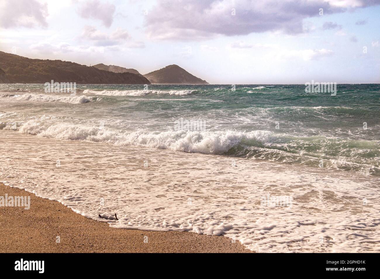 Spiaggia di capo bianco playa en un día tormentoso, situado cerca de Portoferraio, Isola D' Elba (Isla de Elba), Toscana (Toscana), Italia Foto de stock