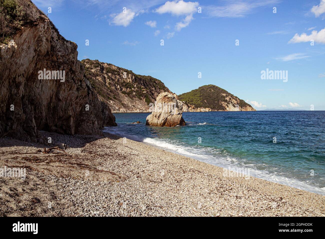 La Sorgente (Acquavivetta) playa, una pequeña bahía natural, después de una noche tormentosa, situado cerca de Portoferraio, Isola D' Elba (Isla de Elba), Toscana (Toscana Foto de stock