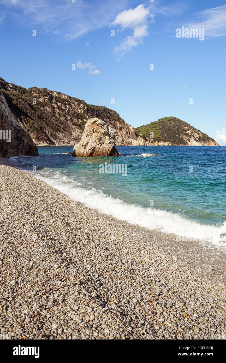 La Sorgente (Acquavivetta) playa, una pequeña bahía natural, después de una noche tormentosa, situado cerca de Portoferraio, Isola D' Elba (Isla de Elba), Toscana (Toscana Foto de stock