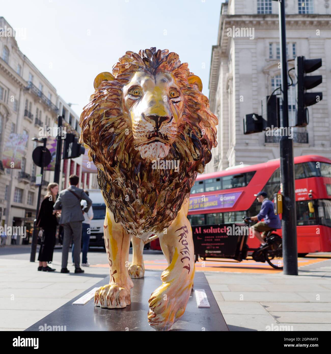 Escultura de León no mintiendo diseñada por Ronnie Wood en Piccadilly Circus como parte de la prueba Tusk Lion Trial. Foto de stock