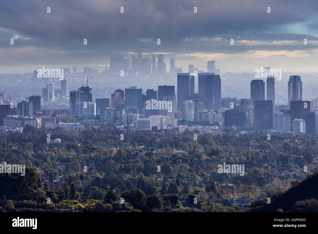 Vista del cielo tormentoso de Century City con el centro de Los Angeles en el fondo. Foto de stock