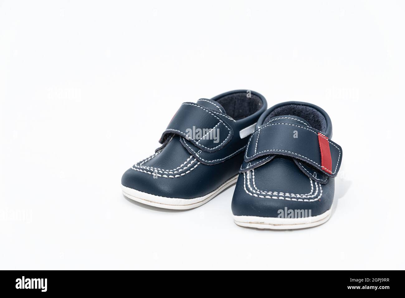 zapatos clásicos de cuero azul para niños. fondo blanco producto Fotografía de stock - Alamy