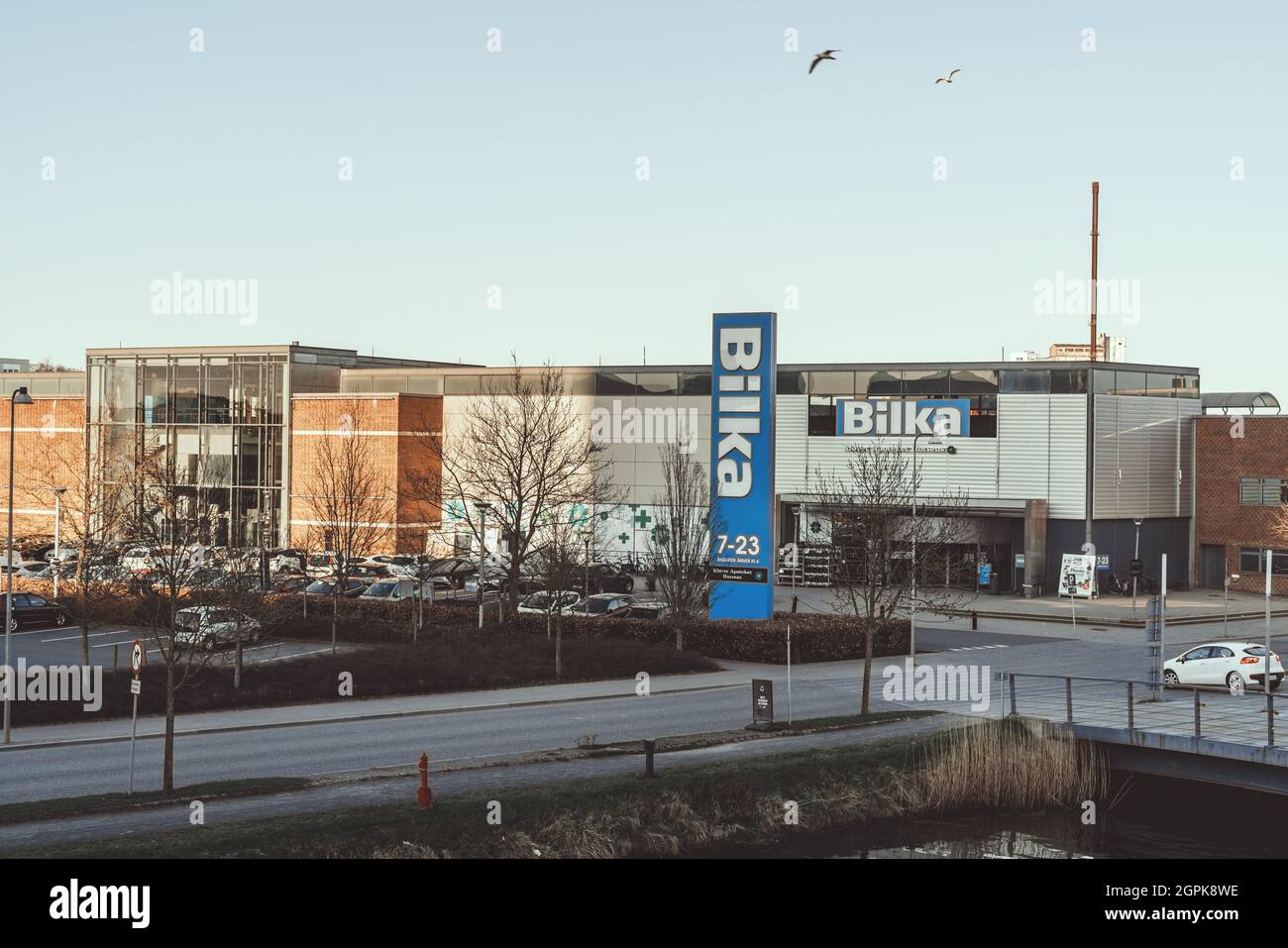 Horsens, Dinamarca - 3 de abril de 2021: Supermercado Bilka con gran logotipo azul. Bilka es una cadena danesa de hipermercados. La cadena fue fundada por Herman Salli Foto de stock