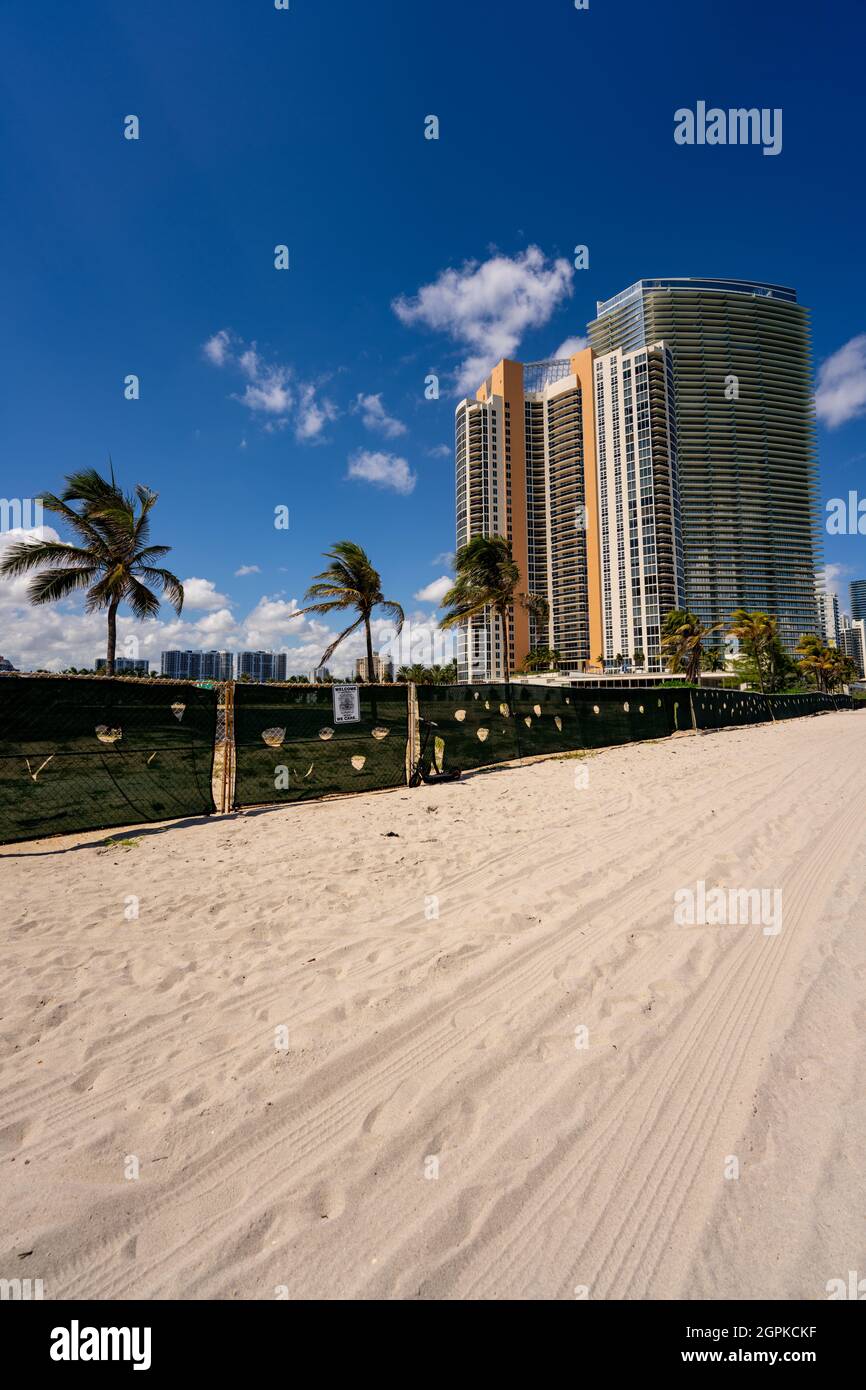 Sunny Isles Beach, FL, Estados Unidos - 26 de septiembre de 2021: Terreno vacante en Sunny Isles Beach que pronto será desarrollado por Chateau y Fortune International Groups Foto de stock