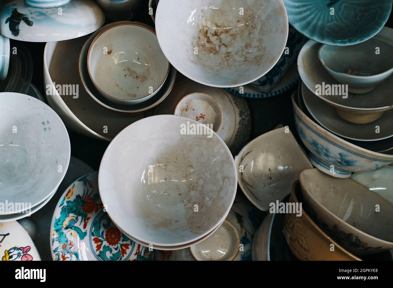 La cerámica vieja se enampara en la cesta Foto de stock