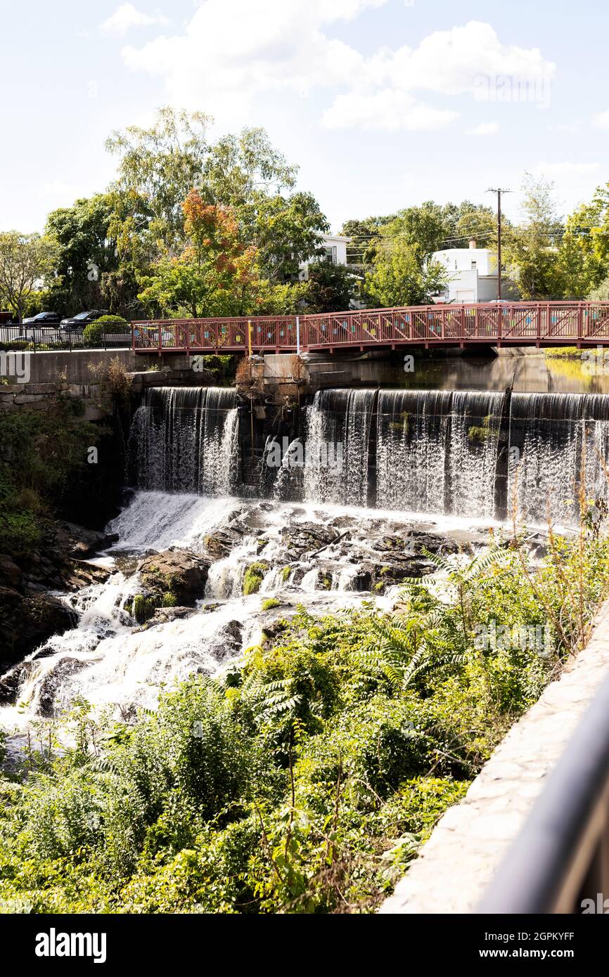 Francis T. Roberge Memorial Bridge en el Spiggot Falls River Walk Park en el Spicket River en el centro de Methuen, MA, Estados Unidos. Foto de stock