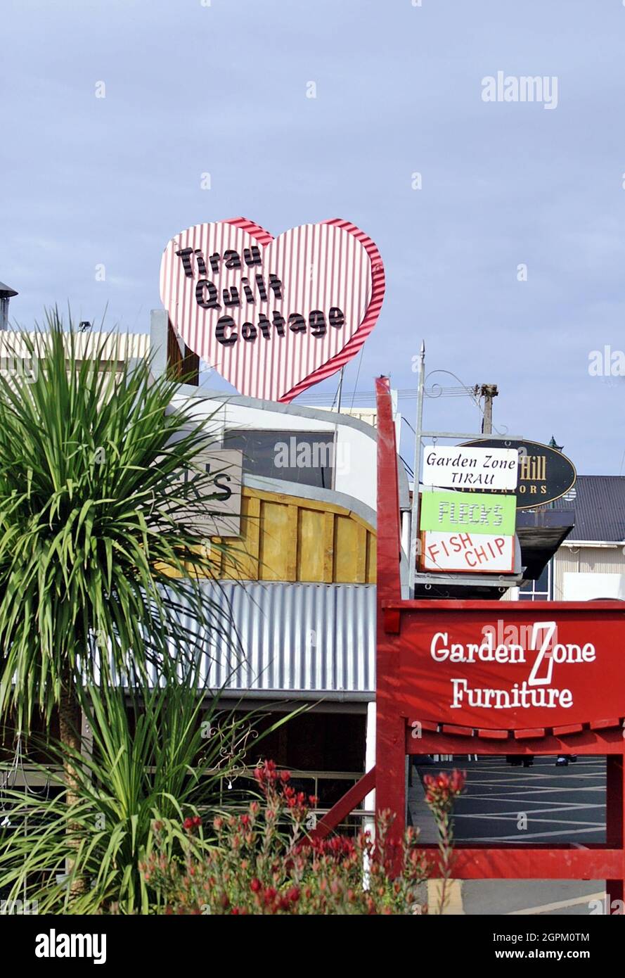 Tirau, una pequeña ciudad en la región de Waikato en la isla norte de Nueva Zelanda, es conocida como la “capital ondulado del mundo”. El hierro corrugado, utilizado en toda Nueva Zelanda, se utiliza para crear una ciudad surrealista, estrafalaria, y artsy en la cual el hierro corrugado se utiliza para crear edificios en las formas de animales, muestras de negocio artsy, Y arte público. Esta ciudad única está llena de pequeñas empresas en su calle principal, lo que proporciona una buena parada para aquellos que viajan de Hamilton a Rotorua. Foto de stock