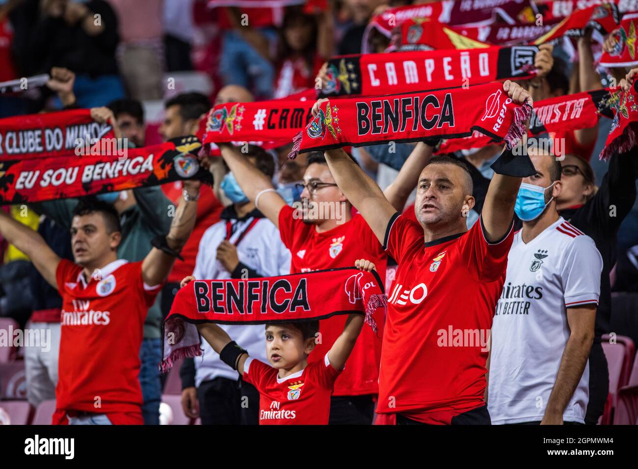 los-aficionados-al-sl-benfica-levantan-sus-panuelos-durante-el-partido-e-de-la-uefa-champions-league-entre-el-sl-benfica-y-el-fc-barcelona-en-estadio-do-sport-lisboa-e-benfica-partitura-final-benfica-3-0-barcelona-foto-de-henrique-casinhas-sopa-images-sipa-usa-2gpmwm4.jpg