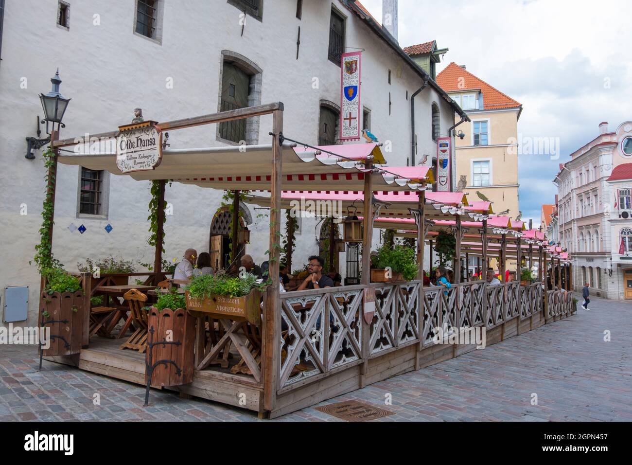 Olde Hansa, restaurante medieval, terraza, Vana Turg, casco antiguo, Tallin, Estonia Foto de stock