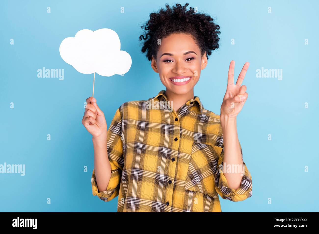 Foto de la joven africana feliz sonrisa positiva mostrar paz v signo de papel nube póster