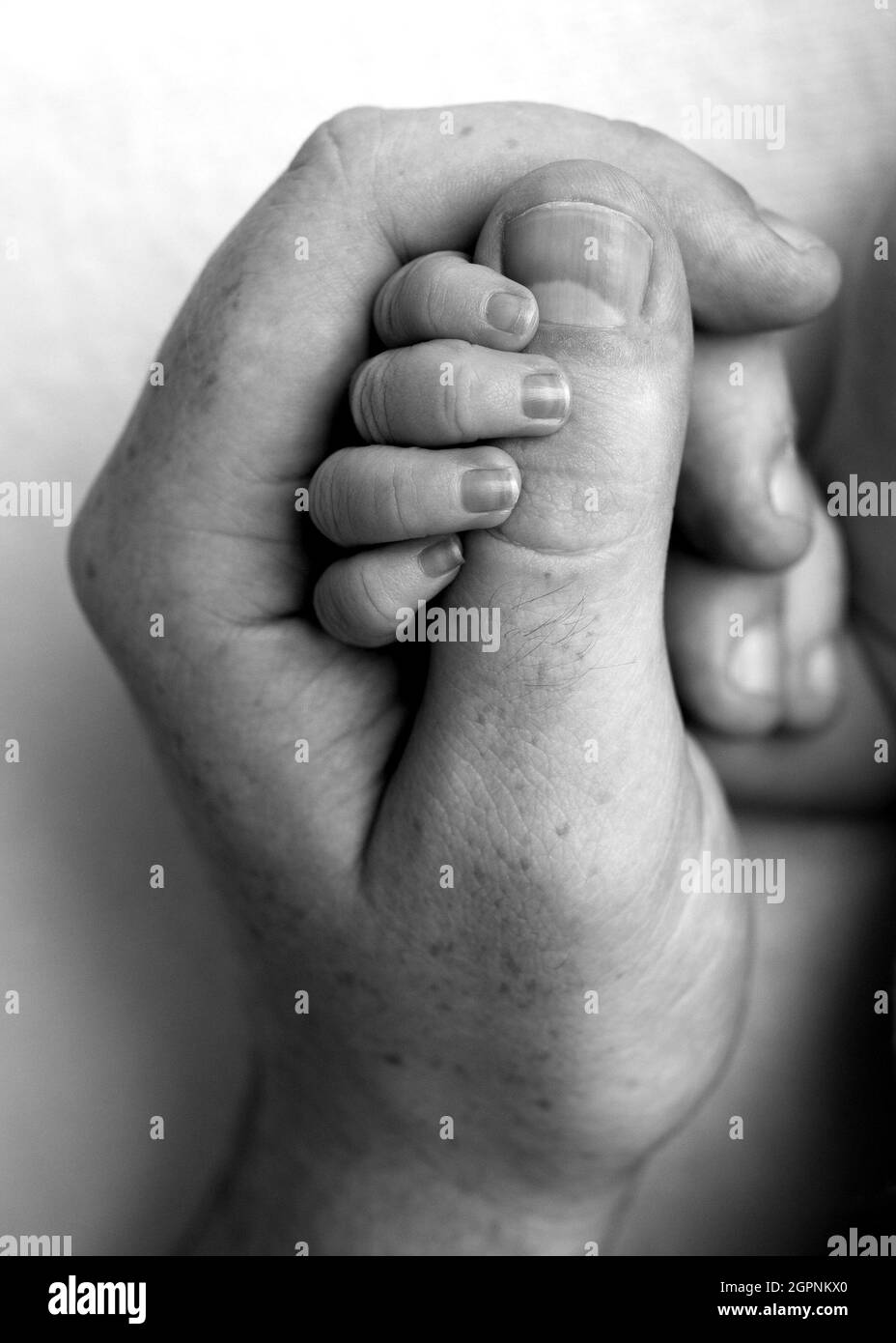 Bebé Recién Nacido Con El Mono Blanco Foto de archivo - Imagen de sentada,  humano: 84823550