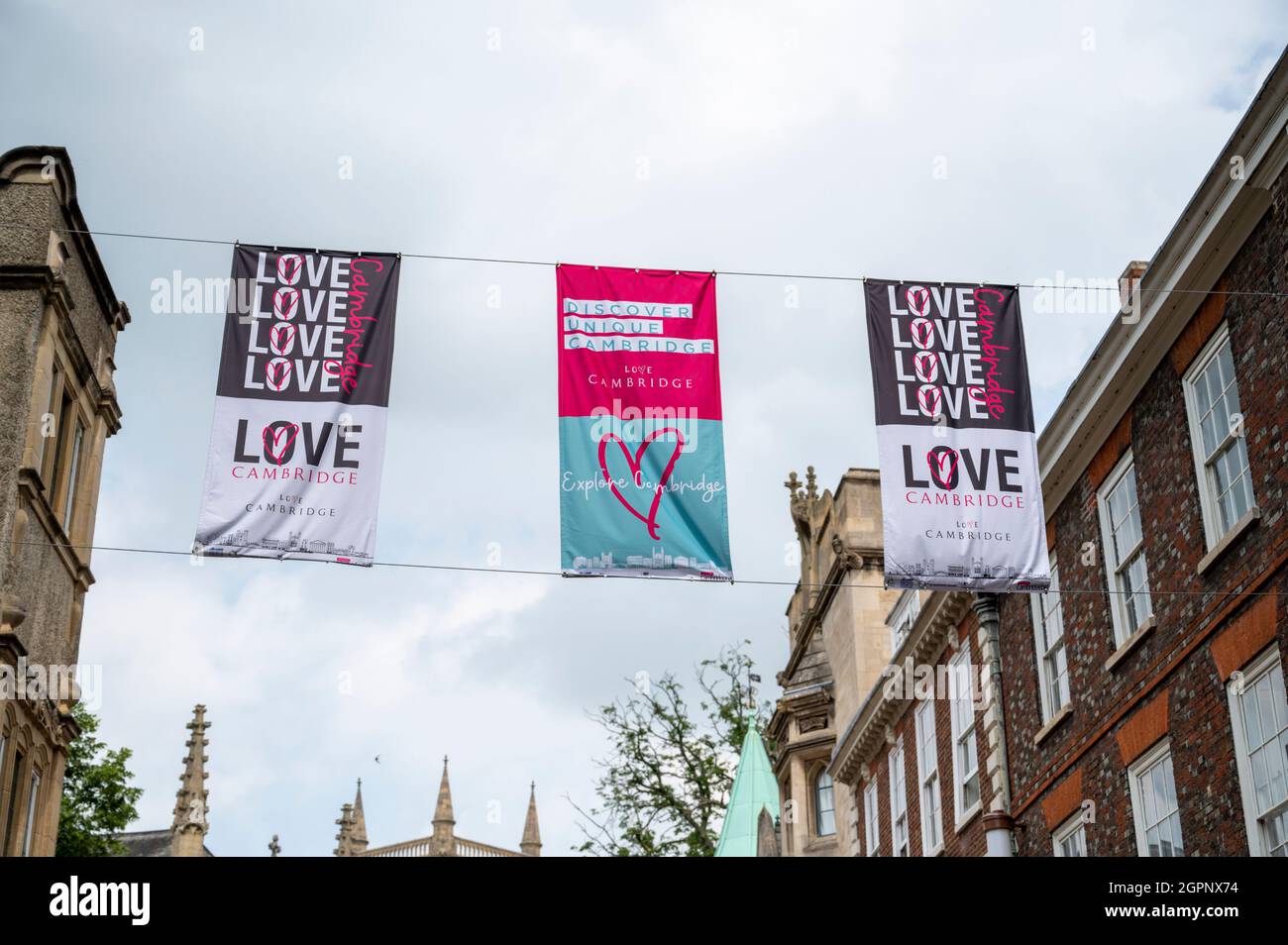 Banners sobre una calle en Cambridge UK que anuncia Cambridge City y Love Cambridge Foto de stock