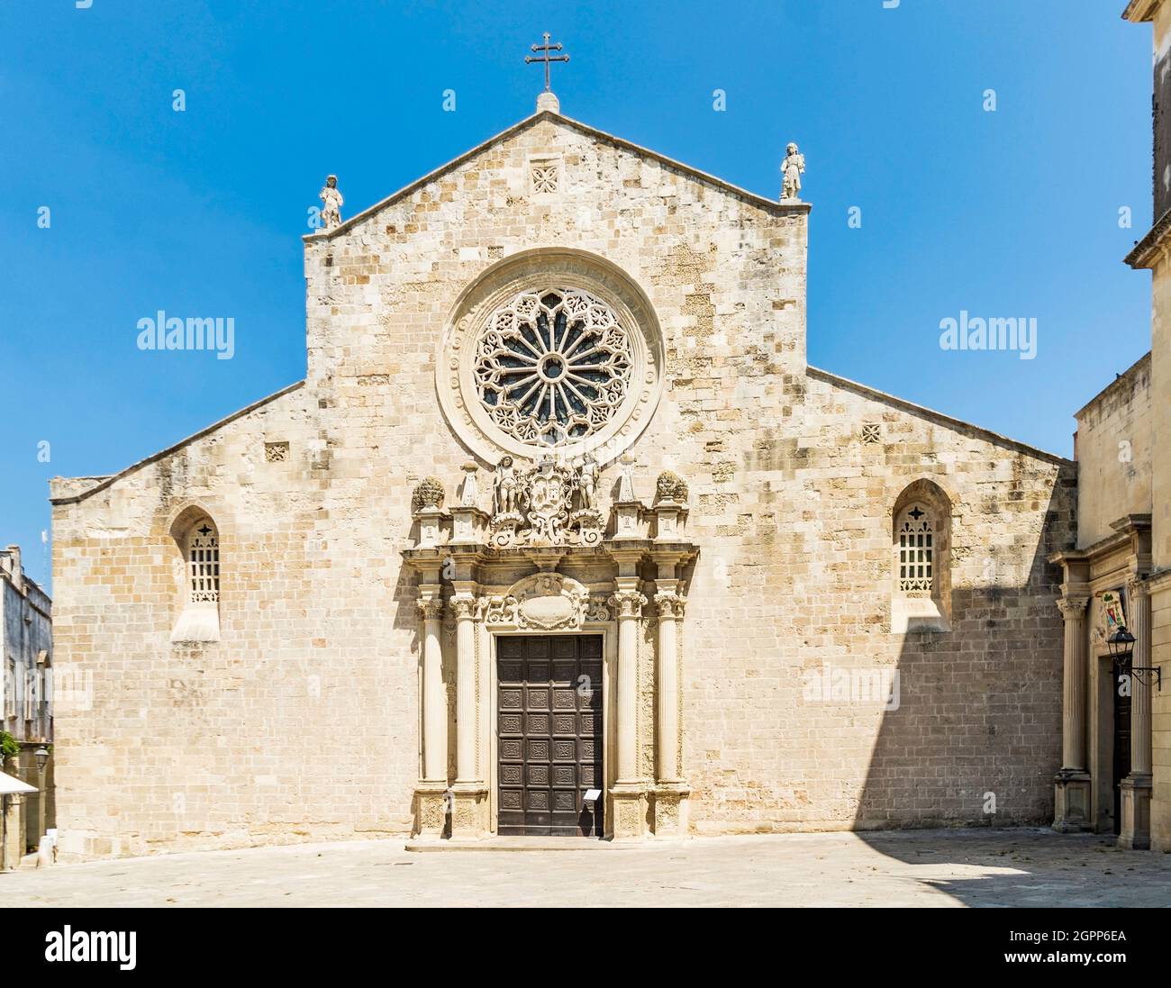 La fachada de la Catedral de Otranto, con estatuas y un rosetón , en Otranto, provincia de Lecce, Salento, región de Puglia, Sur de Italia Foto de stock