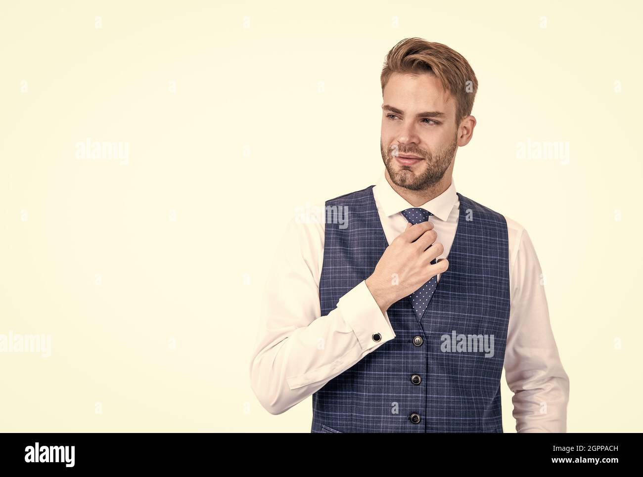 Guapo joven abogado vestir chaleco formal con camisa fijar corbata, ropa de  hombre, espacio de copia Fotografía de stock - Alamy