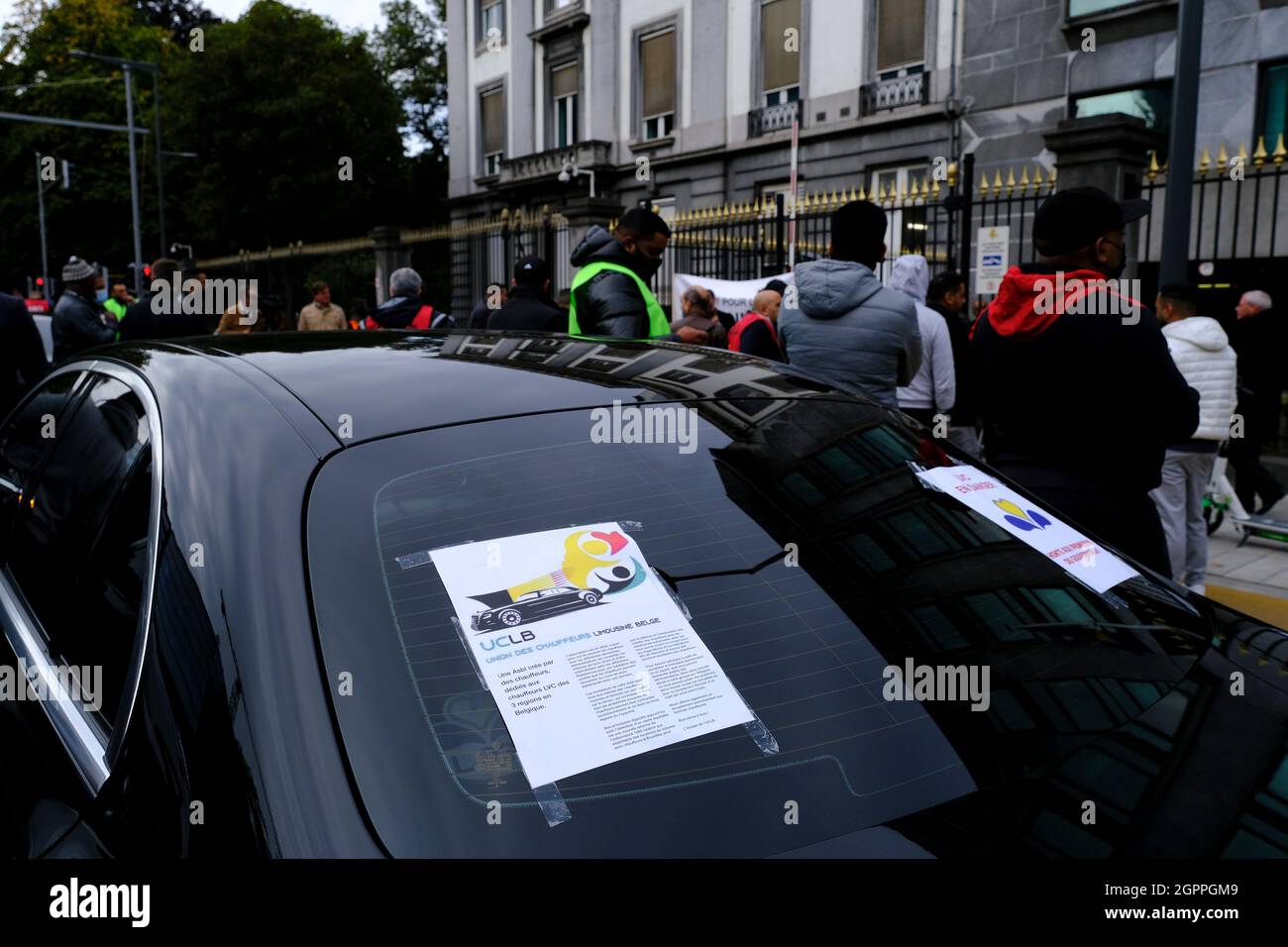 Bruselas, Bélgica. 30th de Sep de 2021. Los conductores de Uber toman parte en una protesta contra la prohibición del gobierno local de usar teléfonos inteligentes al conducir en Bruselas, Bélgica, el 30 de septiembre de 2021. Crédito: ALEXANDROS MICHAILIDIS/ALAMY Live News Foto de stock